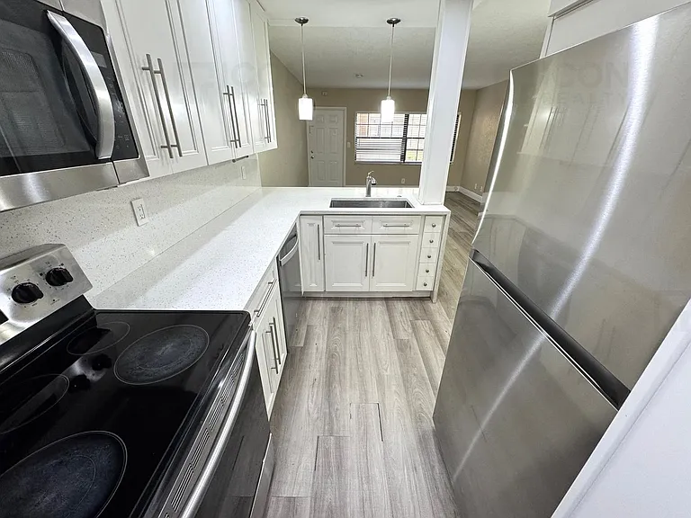 2626 Riverside Dr — Photo 1