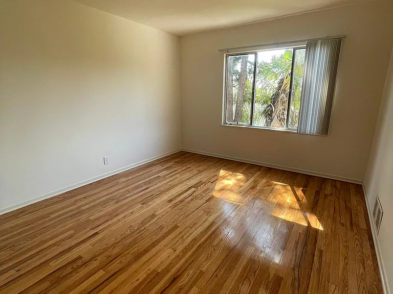 2232 N Beachwood Dr #14 — Photo 9