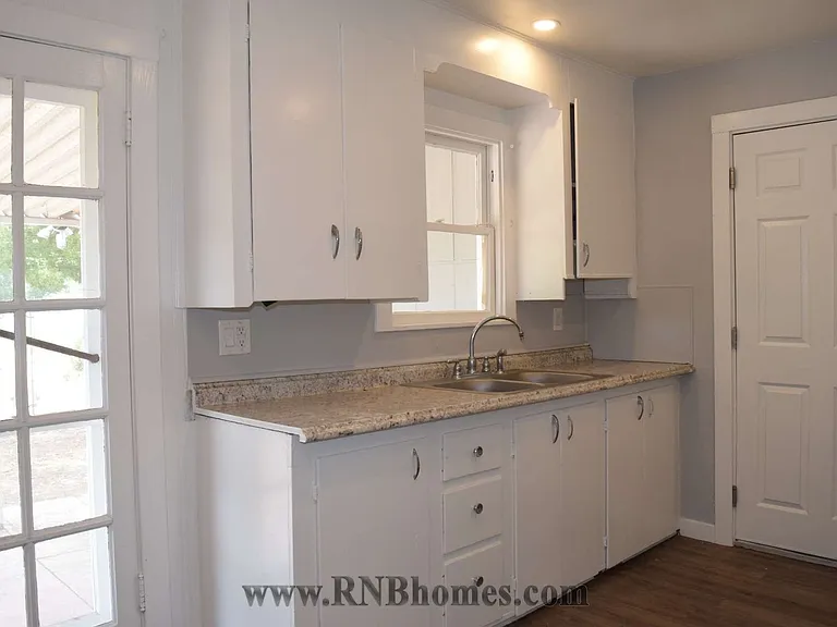 440 Lampasas Ave — Photo 6
