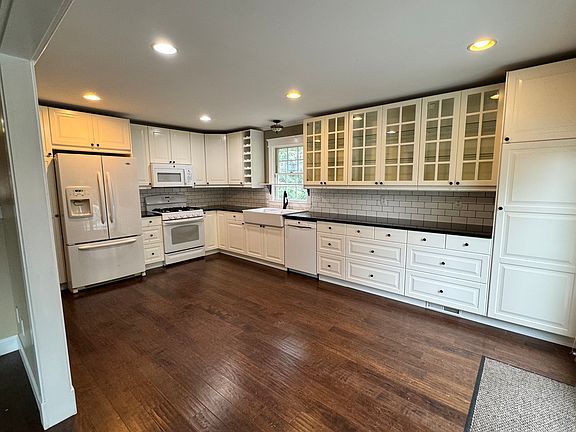 4th image of 5201 Brighton Ln
