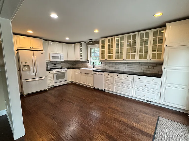 5201 Brighton Ln — Photo 4