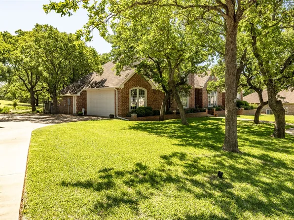 215 Hart Ct, Runaway Bay, TX 76426