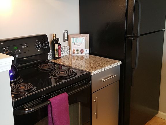 2nd image of 310 W 6th St APT 207