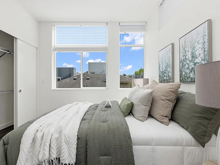 2327 E Denny Way — Photo 20