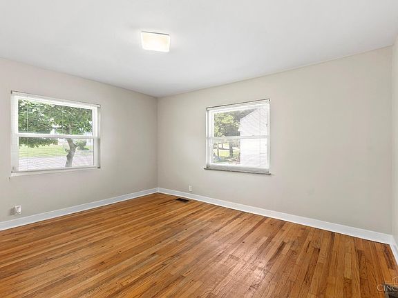 4th image of 928 Oak Ave