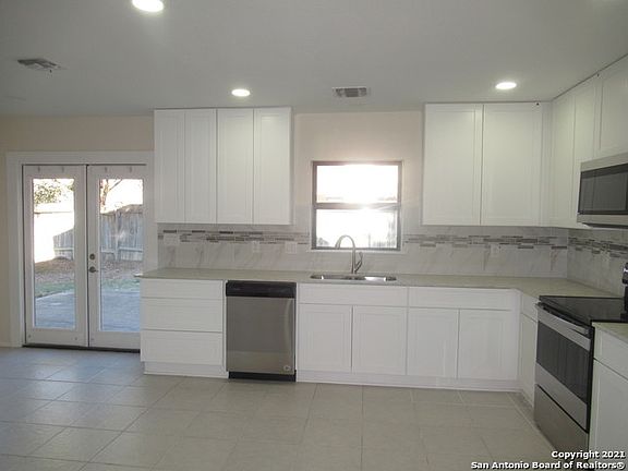 4th image of 3327 Sackville Dr