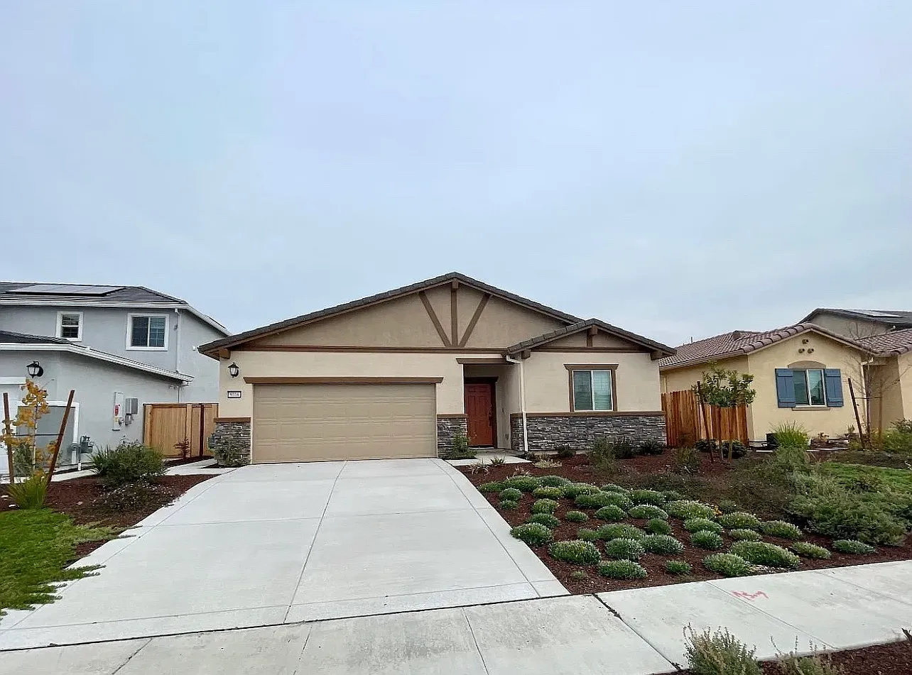 4 bed, 1772 sqft, $3,195 — Photo 2