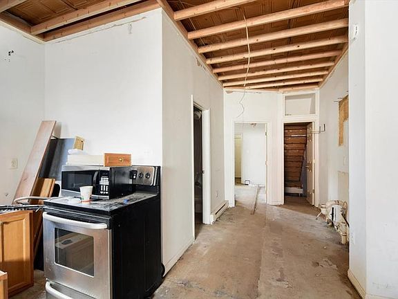 5th image of 3209 E Lombard St
