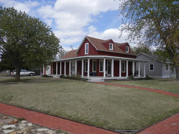 435 W 1st St, Russell, KS 67665