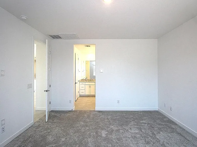 4427 N 94th Dr — Photo 11