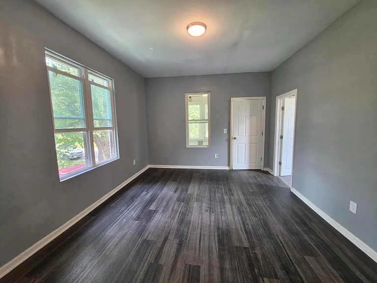 1653 W 10th Pl — Photo 2