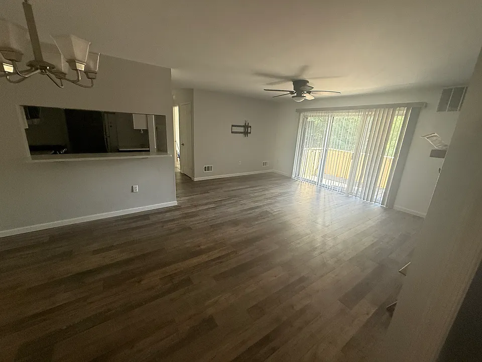 215 Hickory Ct