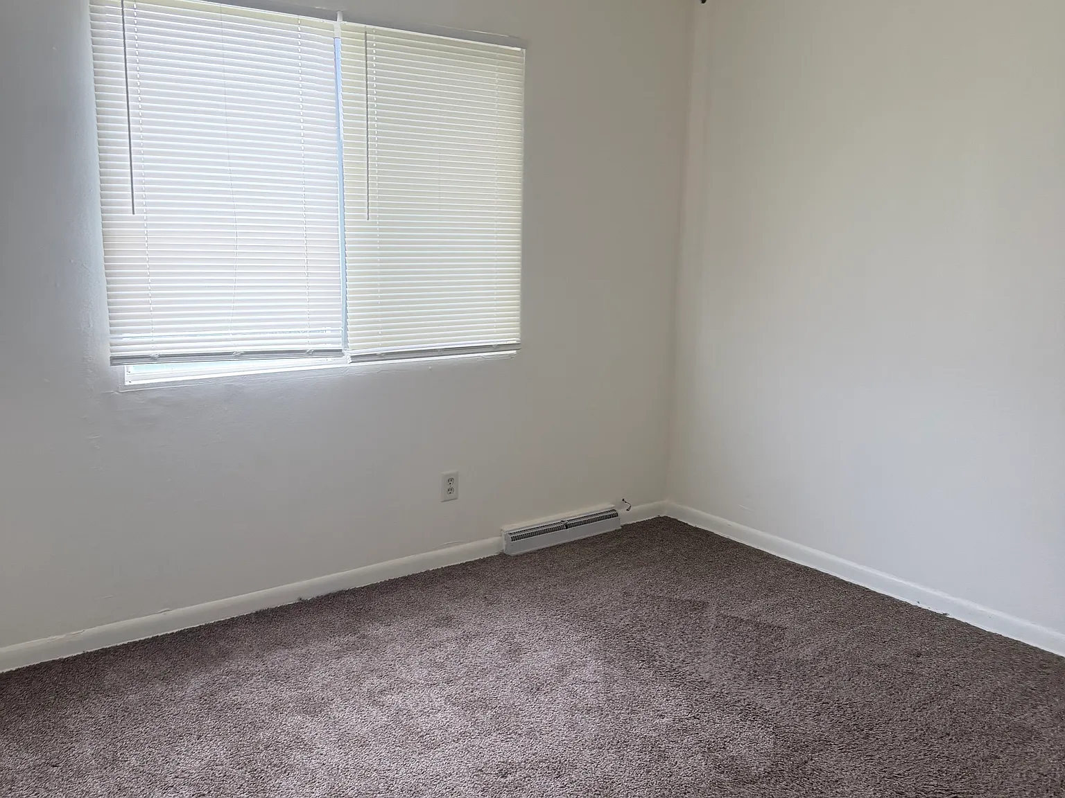 3 bed, 1.5 bath, 1400 sqft, $1,400 — Photo 4