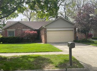 28089 Saint Louise Dr, Warren, MI 48092