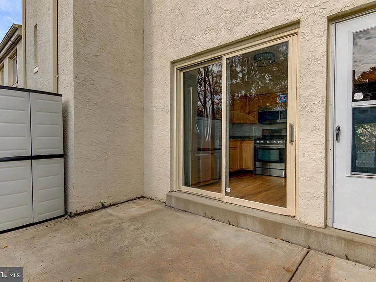 107 Montrose Ave — Photo 11