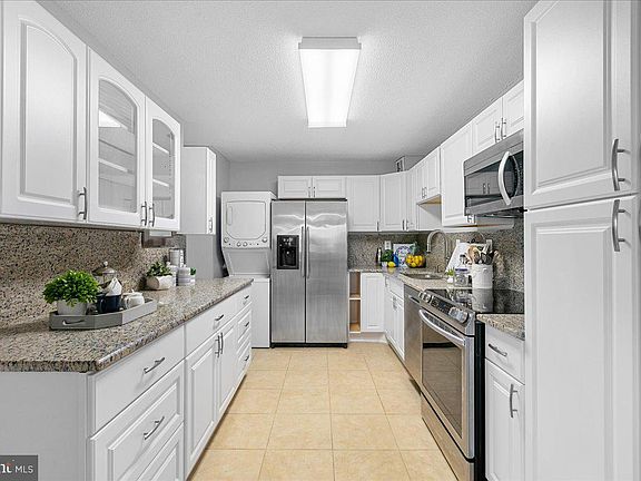 2nd image of 203 Yoakum Pkwy APT 1524