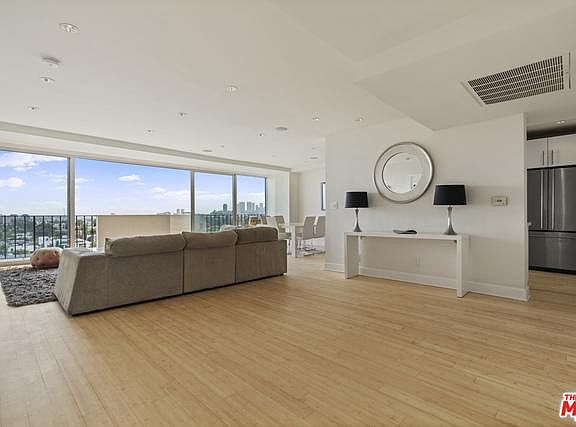 5th image of 818 N Doheny Dr APT 804