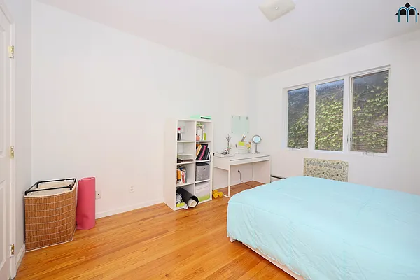 Sold by Momentum Real Estate LLC | media 9