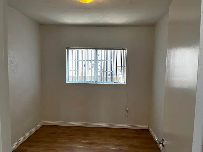 2433 Earle Ave — Photo 9