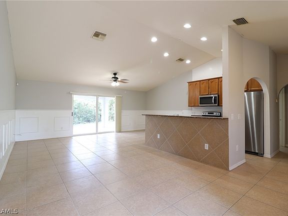 3rd image of 960 Iris St E