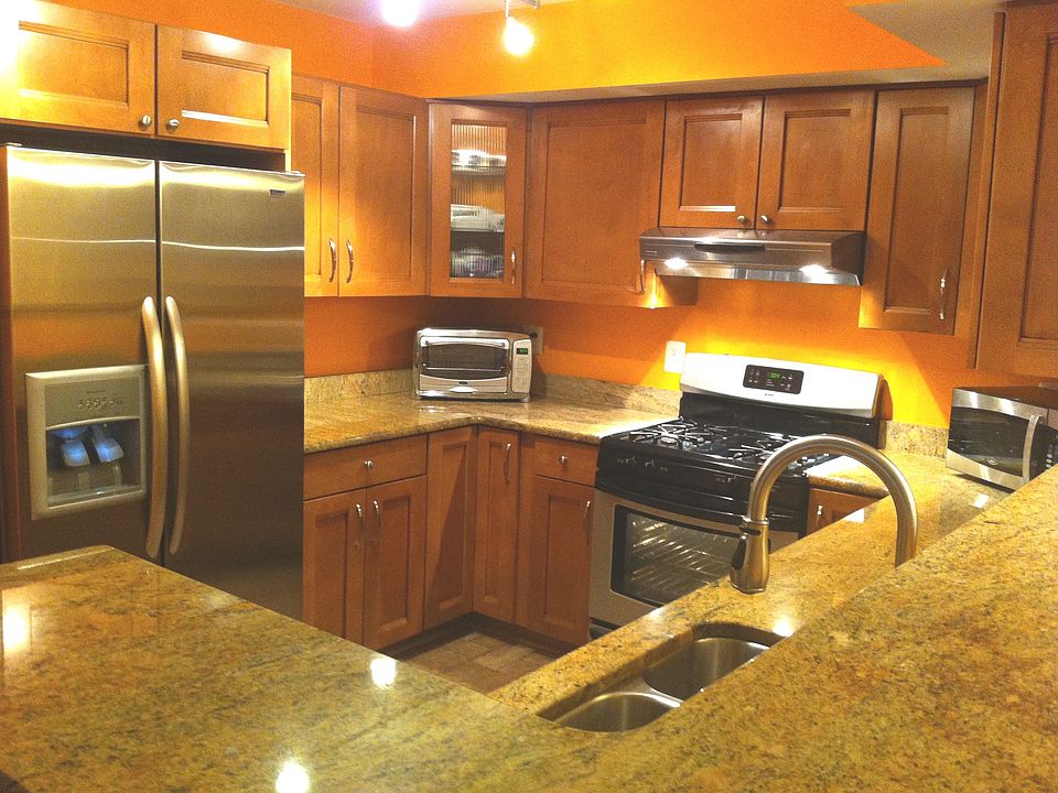Kitchen w/ Granite Countertops and SS Appliances