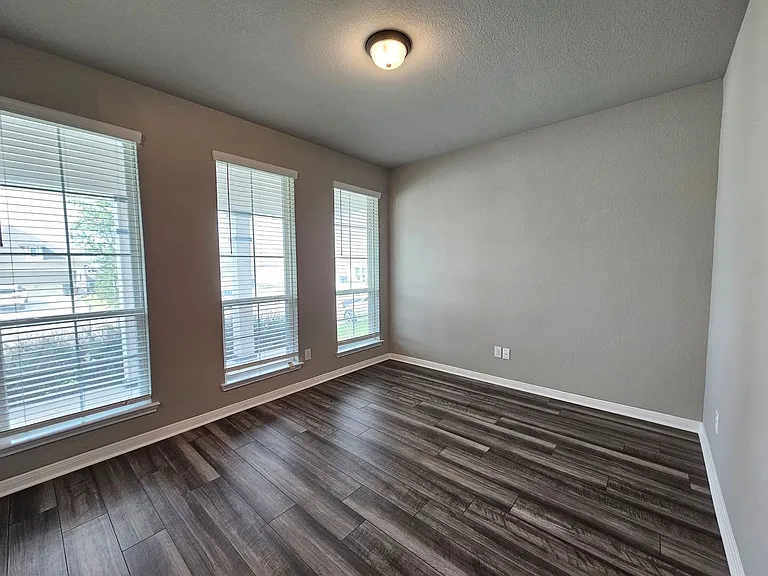 910 James Parker Cir — Photo 7