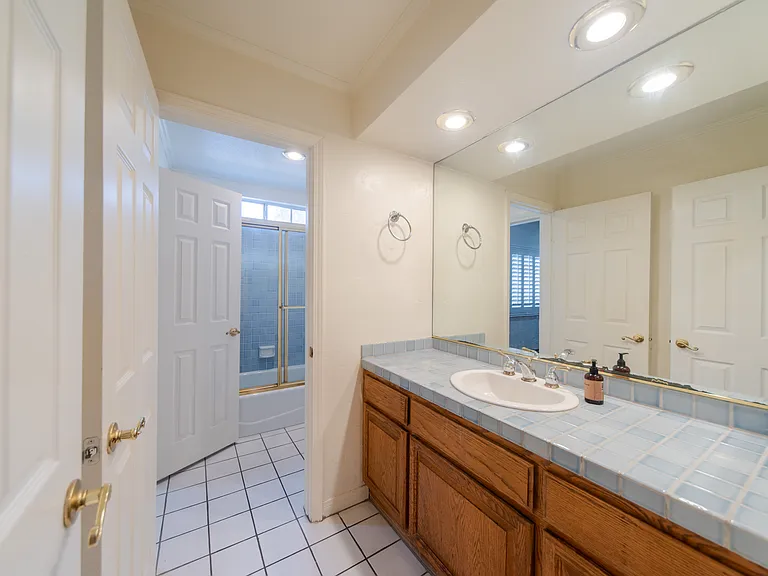 218 E Newman Ave — Photo 14