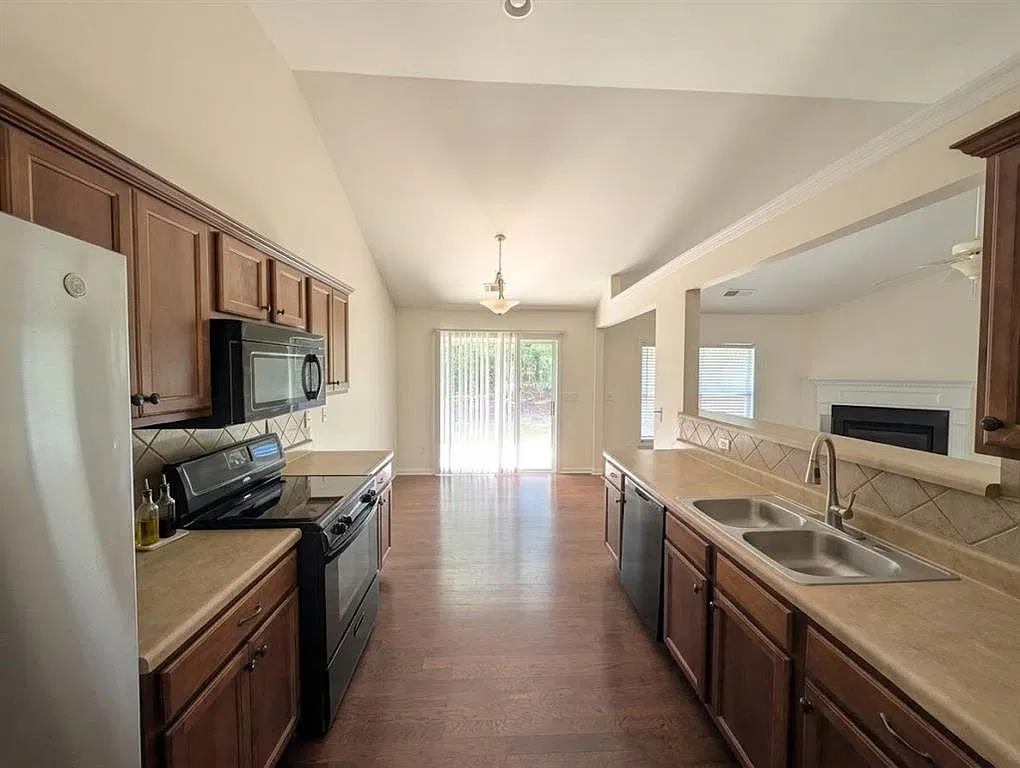 4 bed, 2.0 bath, 1826 sqft, $2,199 — Photo 2