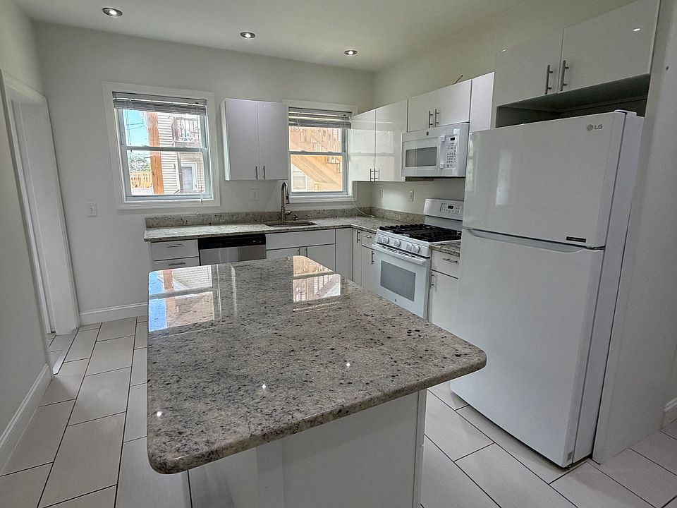1st image of 10 Ashford St #1