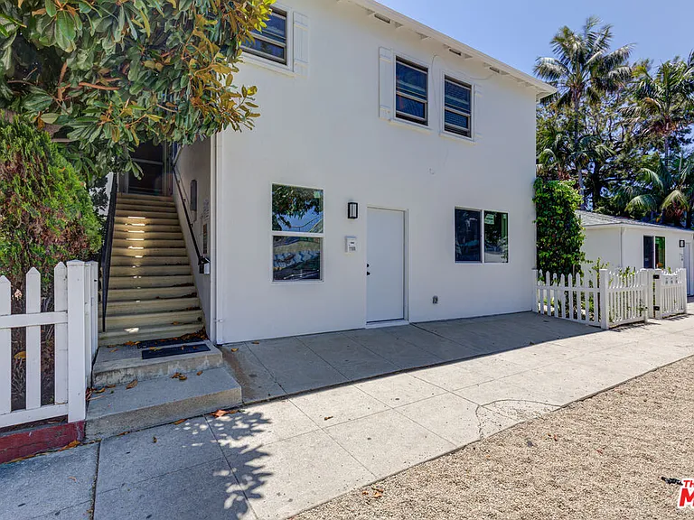 11906 Rochester Ave — Photo 2