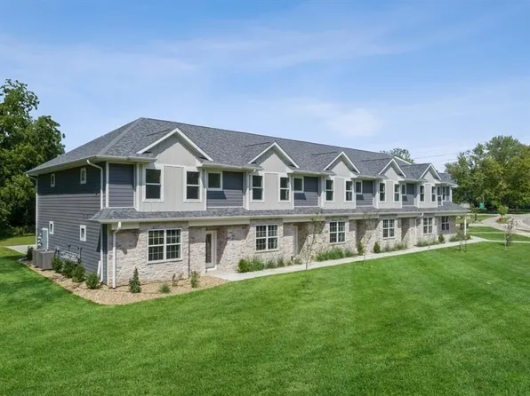 804 E Foster Rd, Iowacity, IA 52245