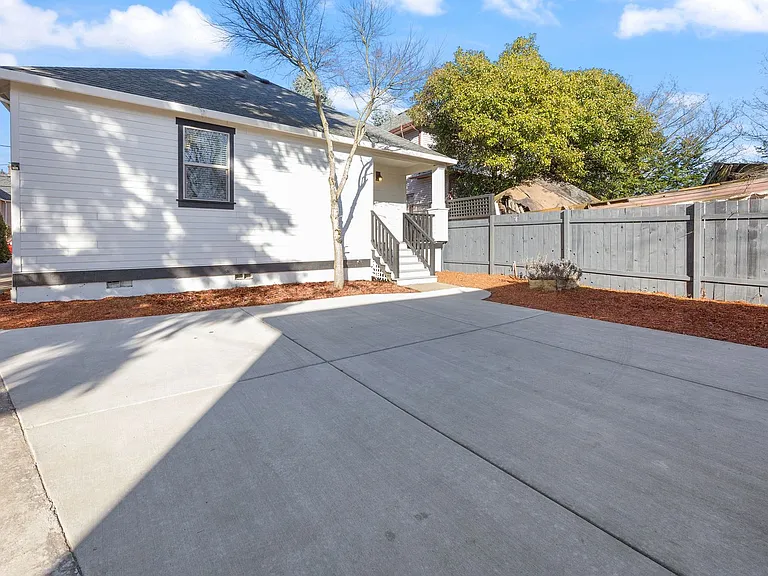 216 NE Tillamook St #A — Photo 48