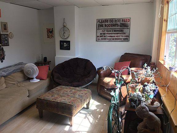3rd image of 321 Pennsylvania St