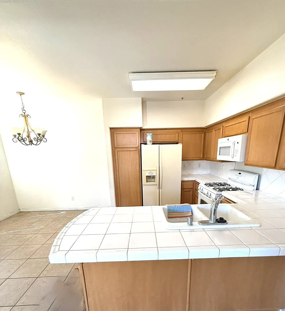 3 Bedroom Luxury Condo in Sunrise Hills — Photo 4