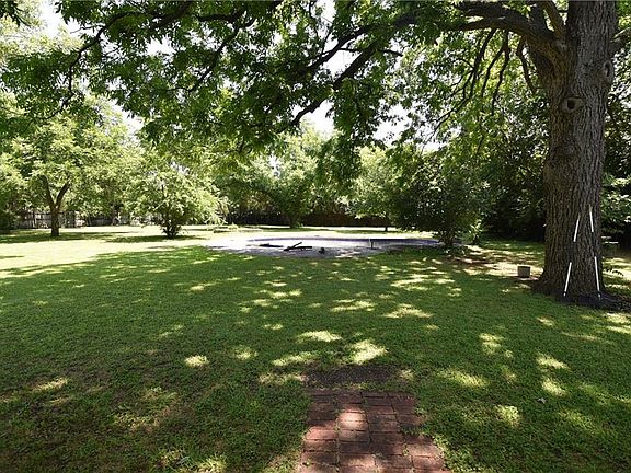 4th image of 1016 Park Dr