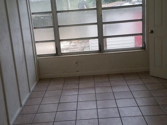 3rd image of 1808 W Oak Ave