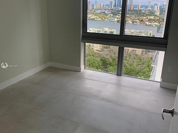2nd image of 16385 Biscayne Blvd Unit 2807