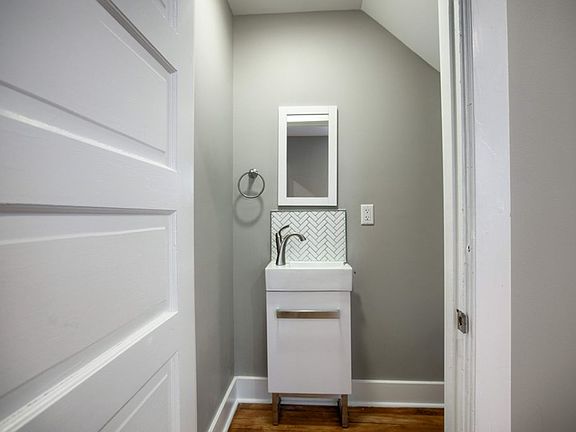 4th image of 135 E Norwich Ave #137