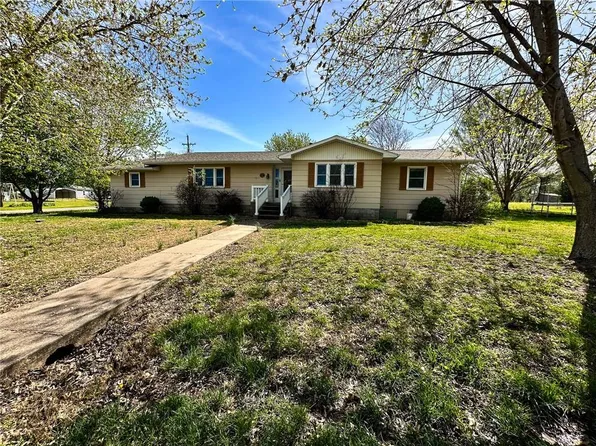 104 Ohio St, Oswego, KS 67356