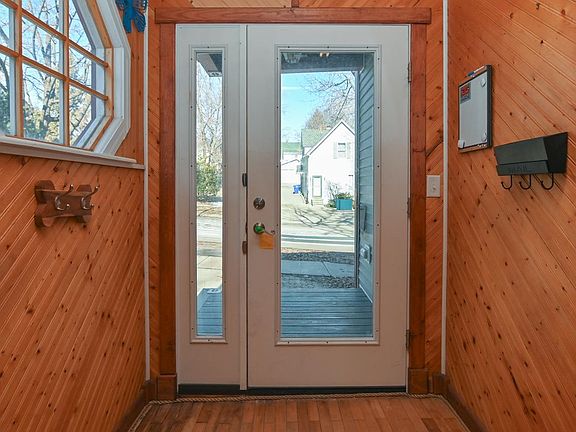 5th image of 835 E John St