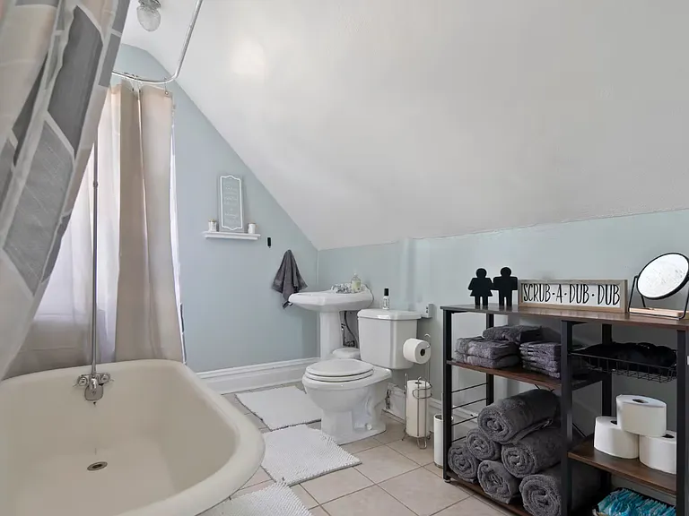 1216 W Franklin St — Photo 22