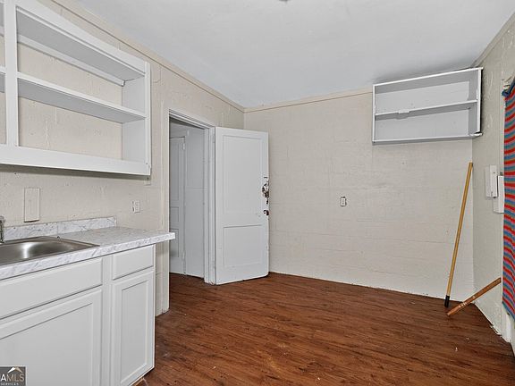 5th image of 819 W Gordon Ave