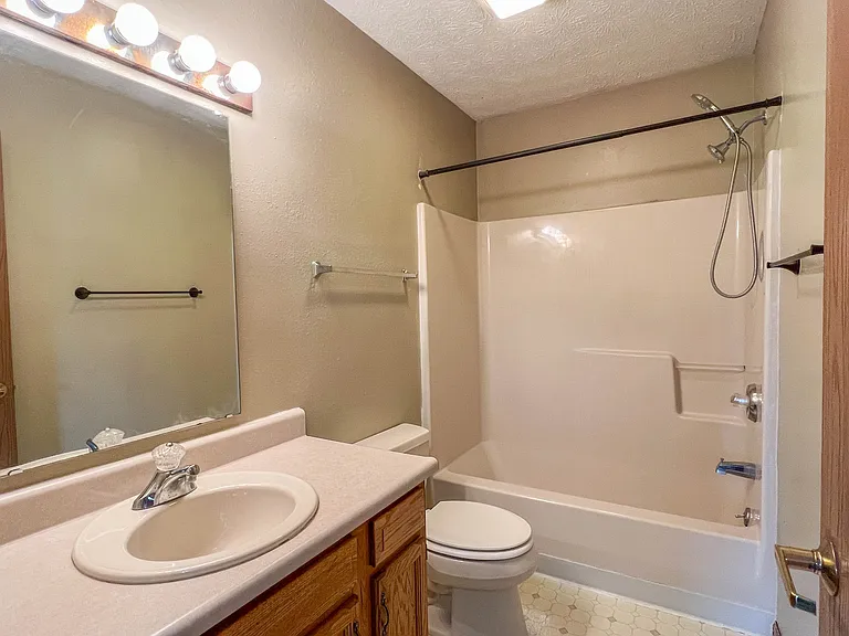 2119 Bridgewater Cir — Photo 23