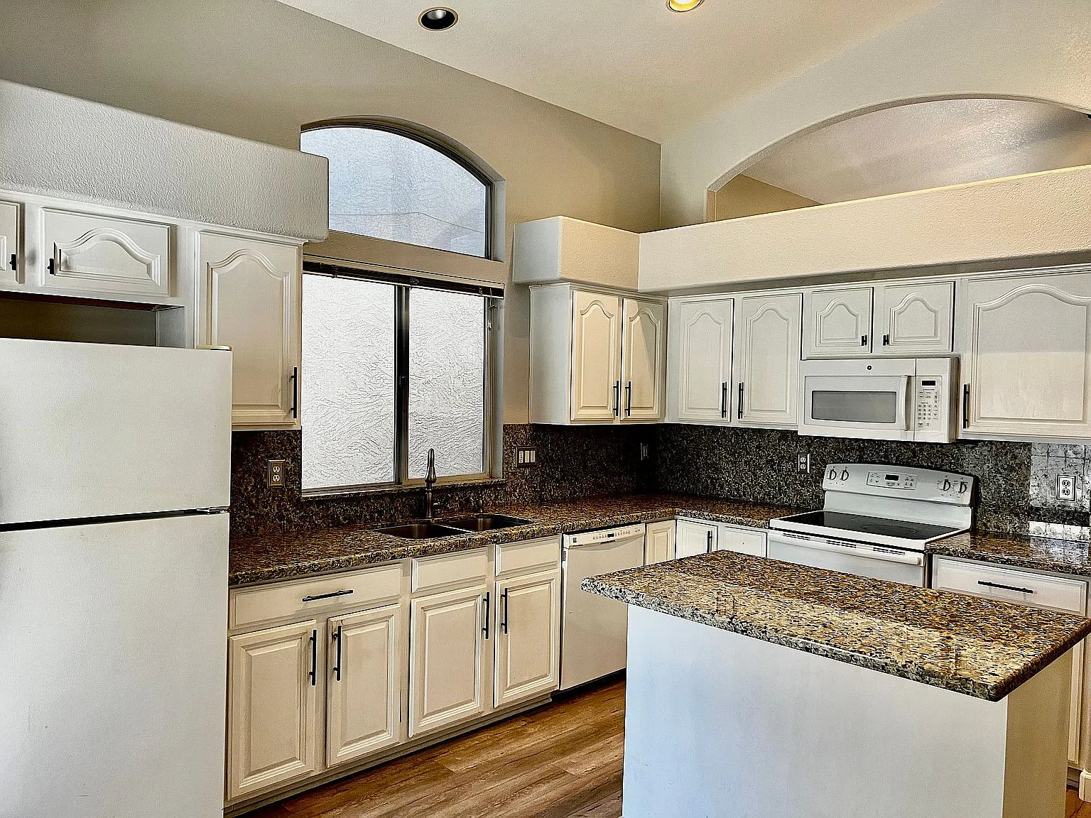 2 bed, 2.0 bath, 1090 sqft, $2,199 — Photo 3