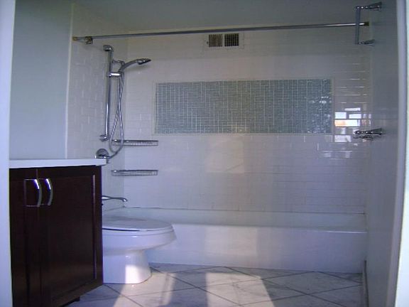 4th image of 1540 N State Pkwy APT 14C
