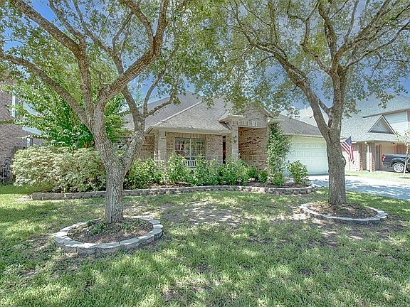 Gorgeous home in the heart of League City with pool, hot tub, waterfall and amazing outdoor entertaining space.