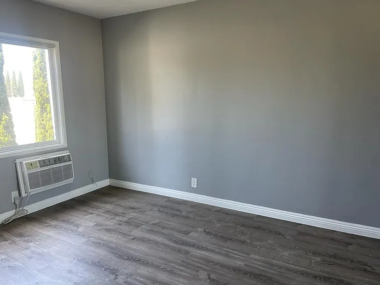 1105 S Barrington Ave — Photo 14