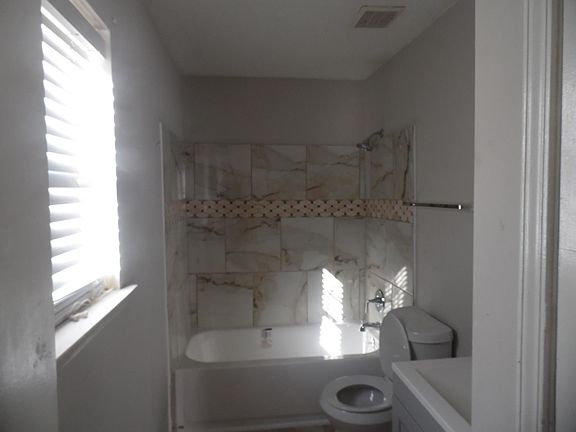 4th image of 5821 Hyde Park Dr