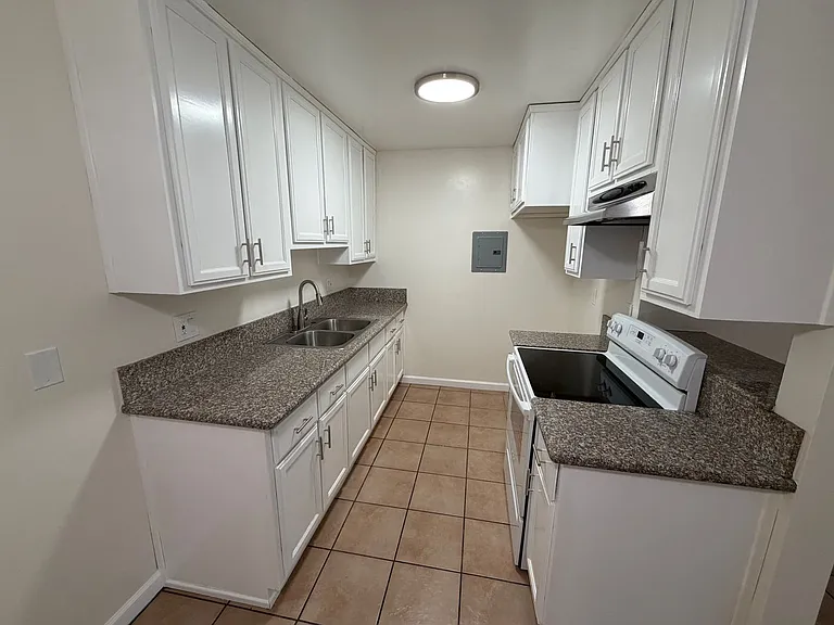 1133 Freeman Ave — Photo 1