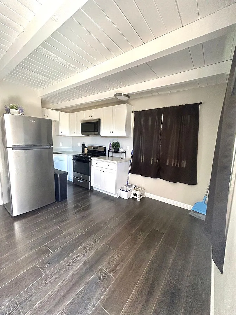 Newly Renovated 2 Bedroom 1 Bathroom Home — Photo 3
